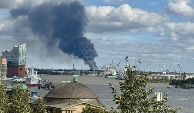 Đức: Nổ bình khí nén gây cháy lớn tại Hamburg, mảnh vỡ văng ra đường cao tốc