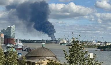 Đức: Nổ bình khí nén gây cháy lớn tại Hamburg, mảnh vỡ văng ra đường cao tốc